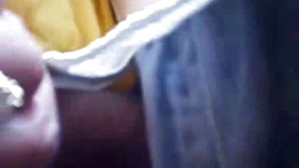 ఒక అందమైన పడుచుపిల్ల తన పుస్సీని డిక్ పైన సెక్సీగా కదిలిస్తోంది